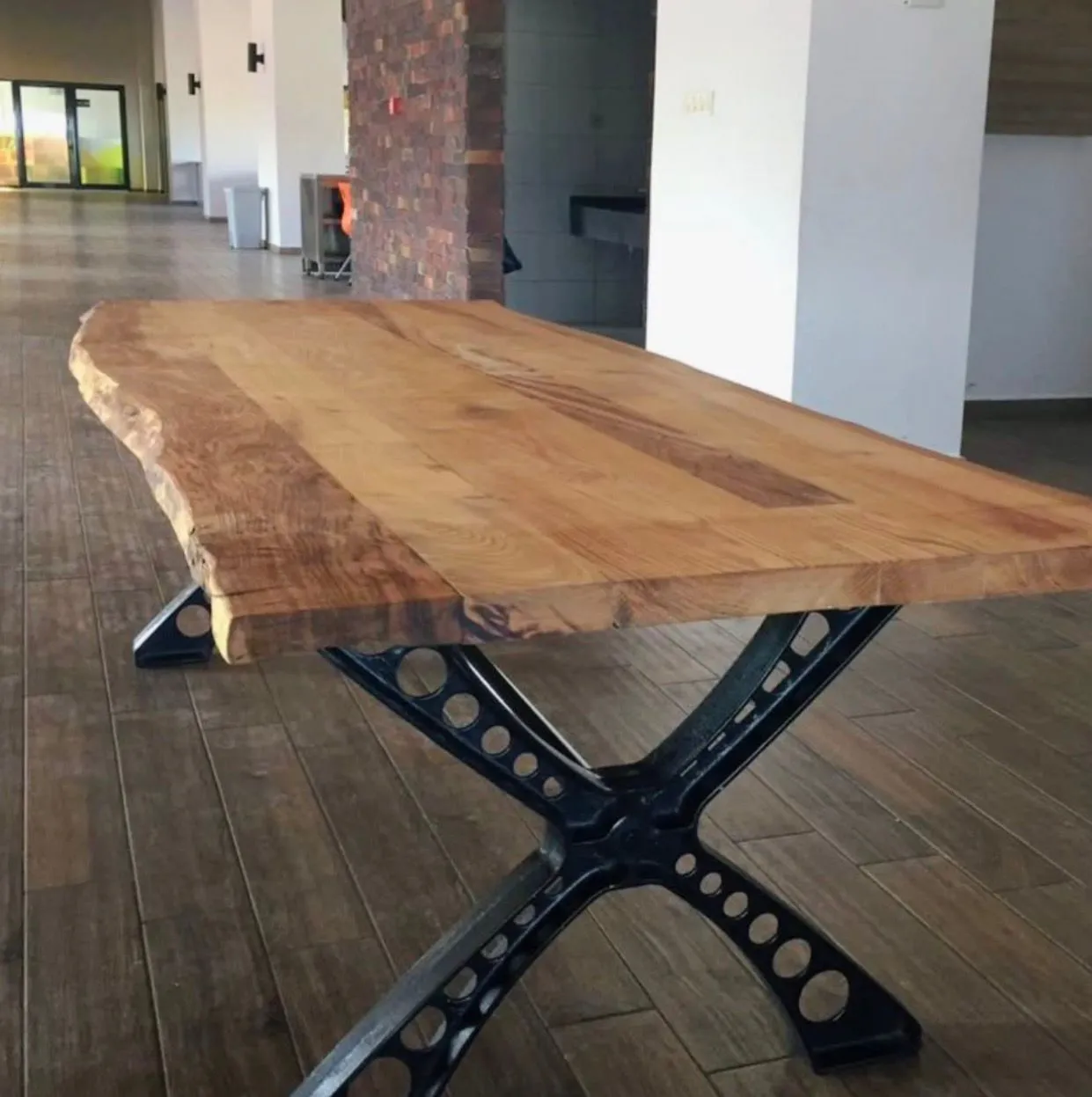Estantería industrial de hierro con madera maciza